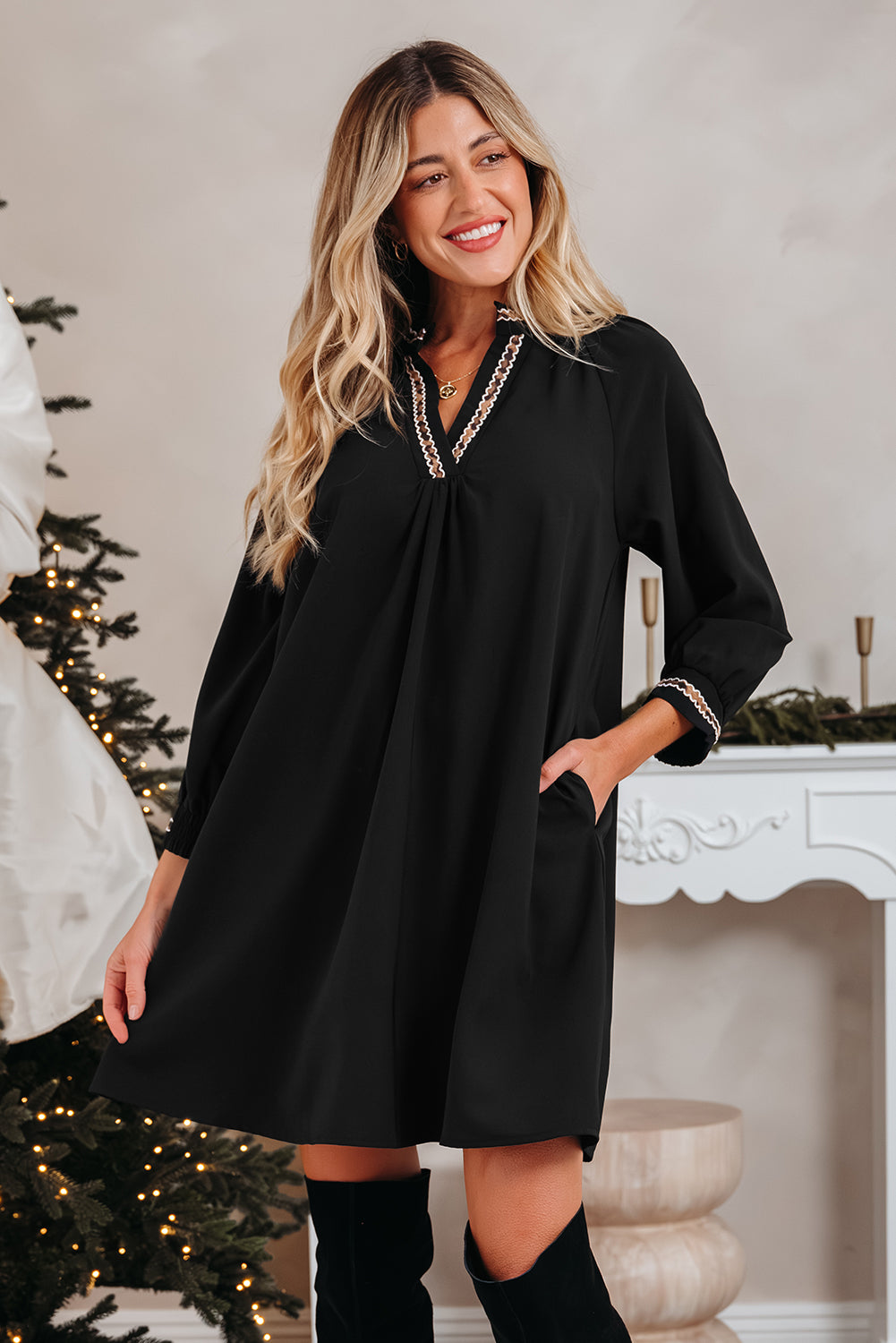 Vestido corto camisero con cuello en V, manga tres cuartos y ribete en contraste negro