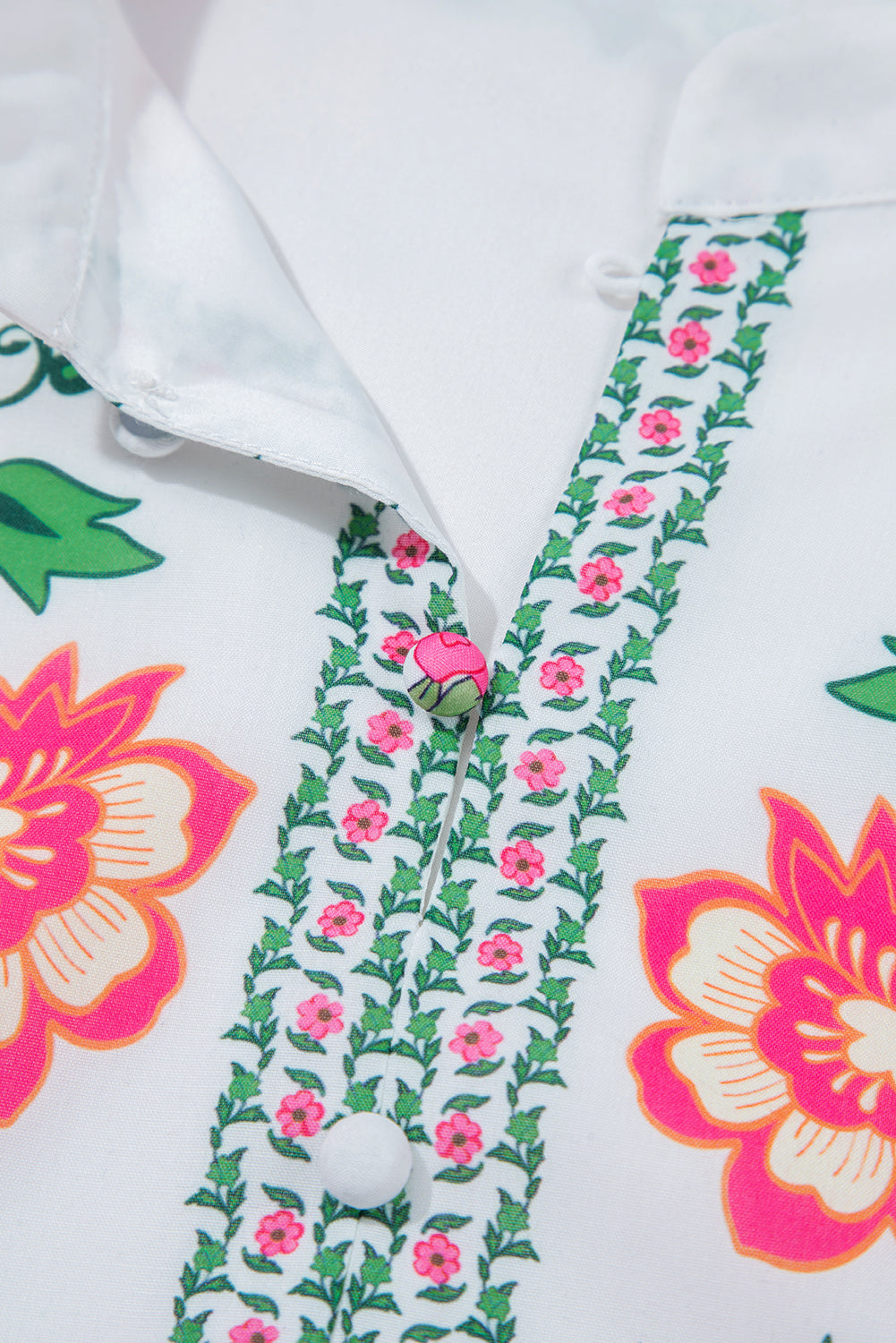 Vestido largo holgado con estampado floral blanco y capas