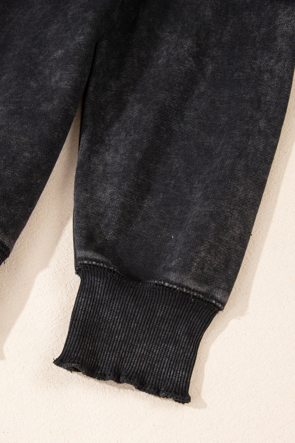 Sudadera negra lisa de punto gofre con mangas raglán