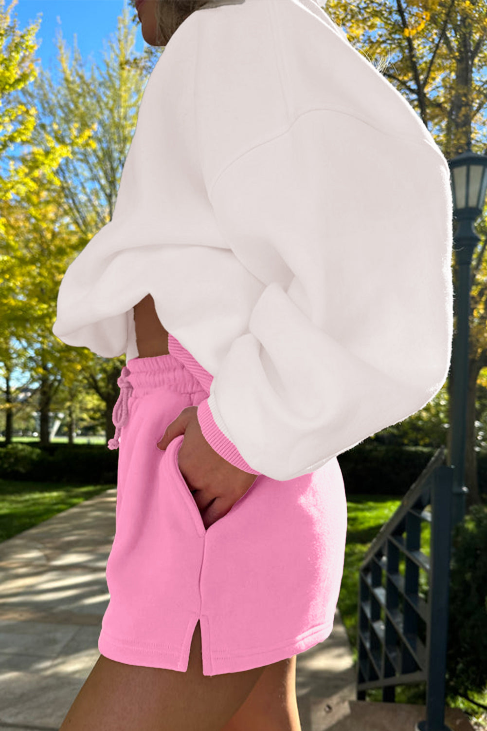 Ensemble pull colorblock rose fraise et short à cordon de serrage