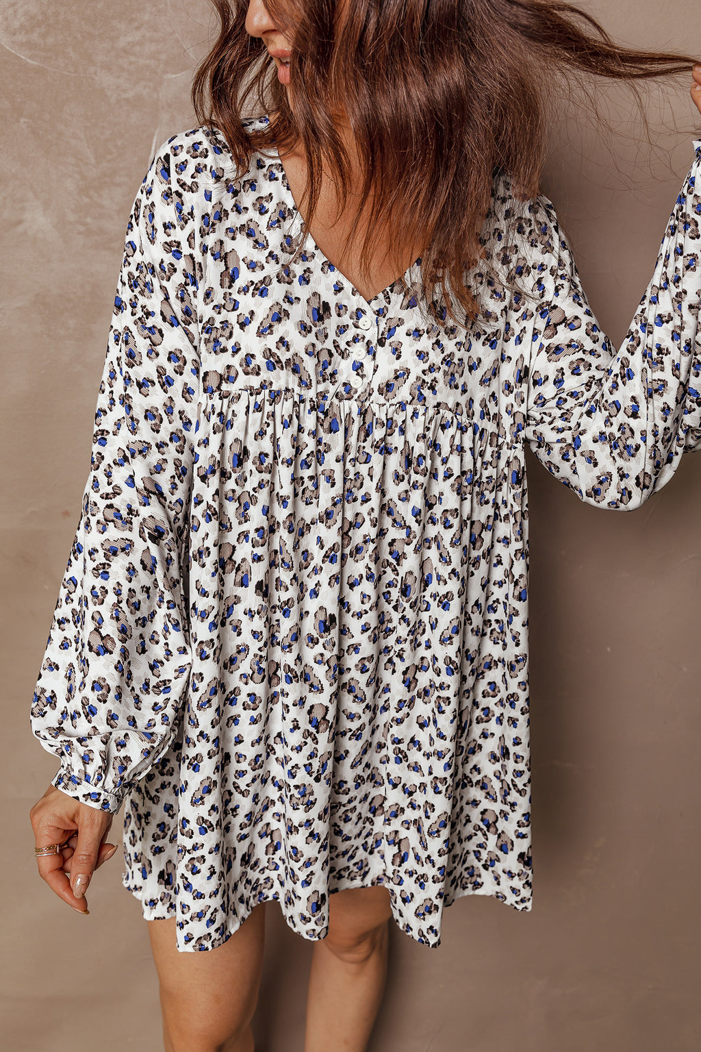 Robe mini à manches longues, col en V et boutons multicolores imprimé léopard