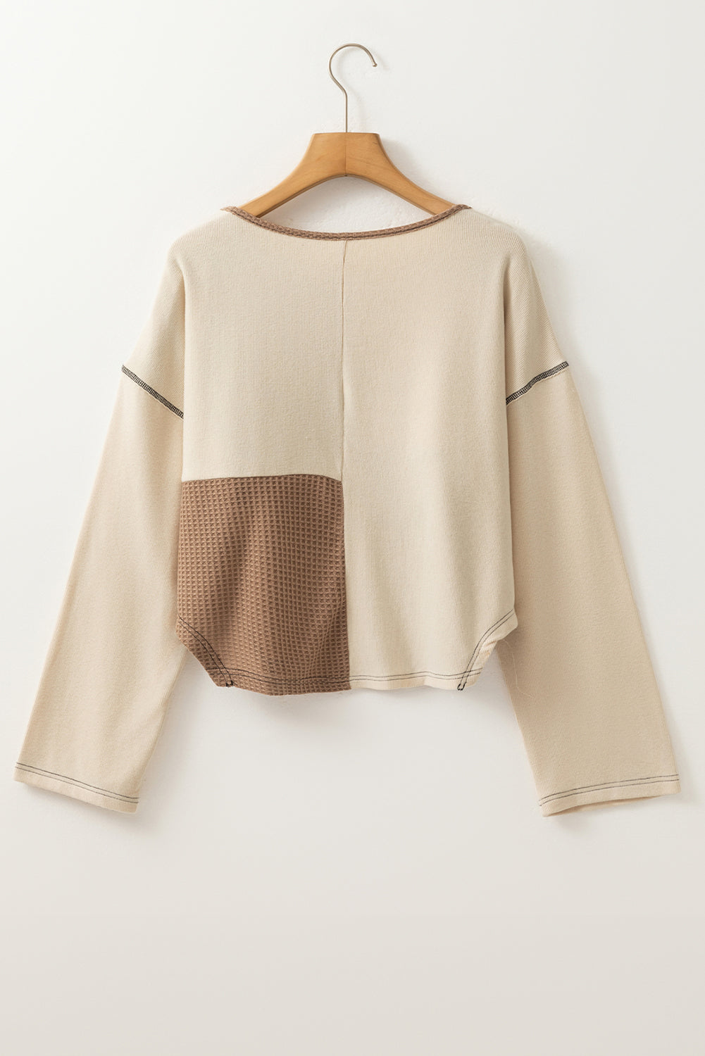 Haut Henley beige à manches longues et détails patchwork gaufrés