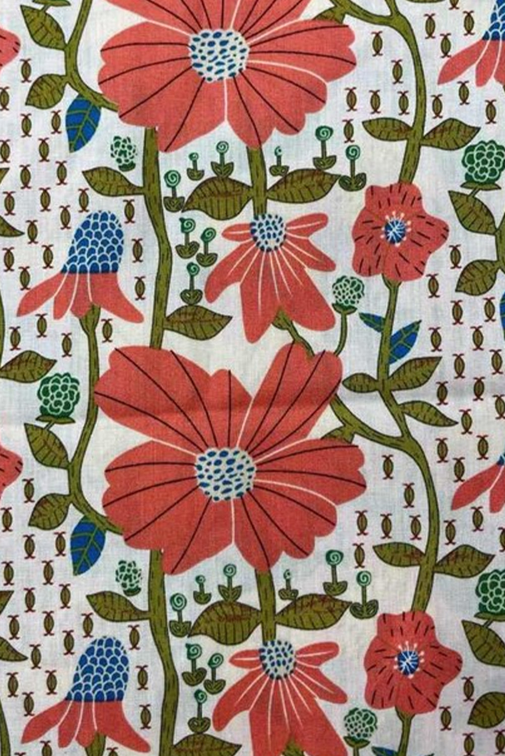 Robe courte ample à imprimé floral rouge et bordure en ricac, col en V et manches 3/4