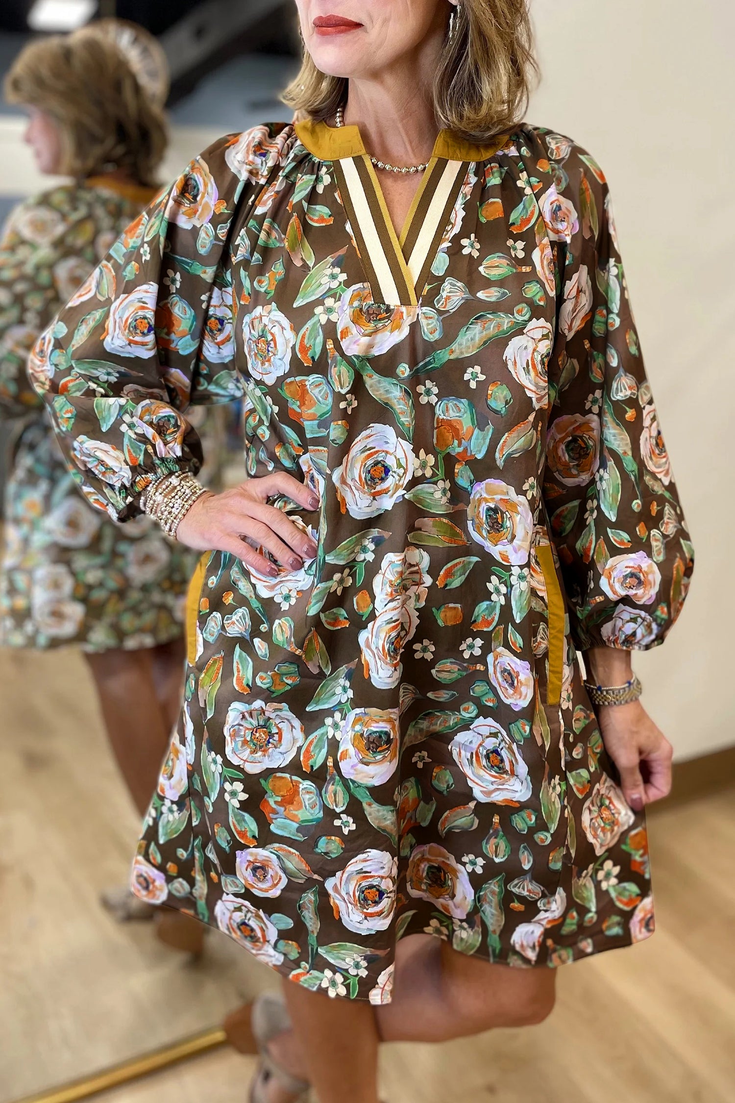 Robe courte à manches longues, col en V, imprimé floral marron, finitions contrastées, poches et bordures contrastées