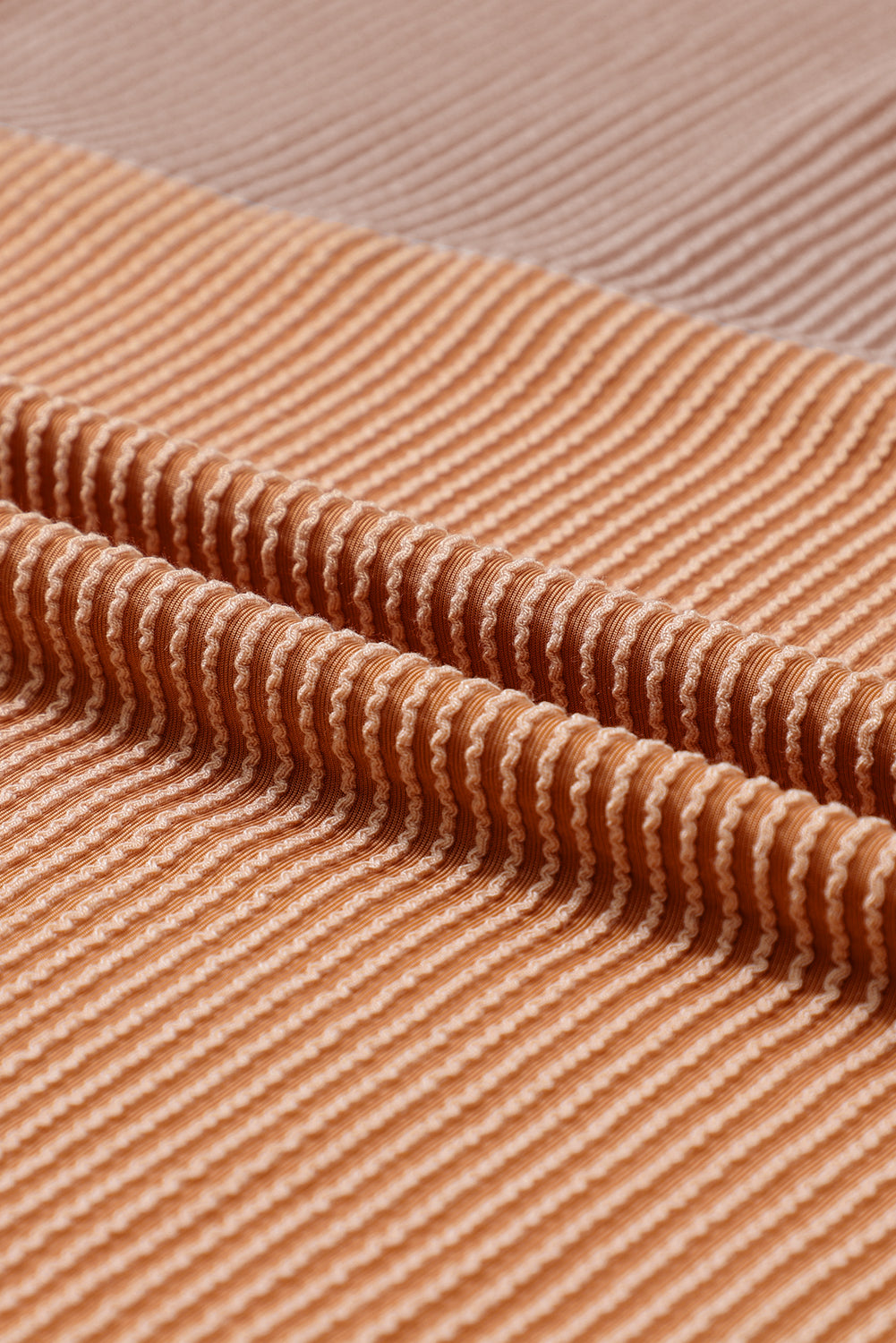 Top holgado de manga larga acanalado con bloques de color rojo