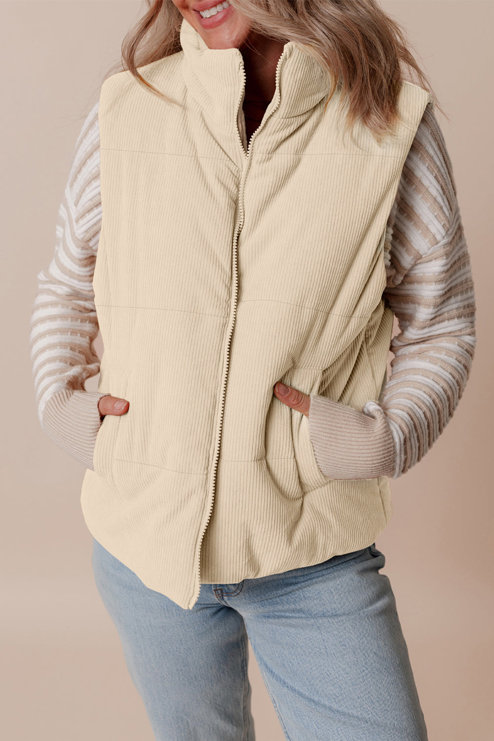 Gilet matelassé zippé en velours côtelé beige à col montant