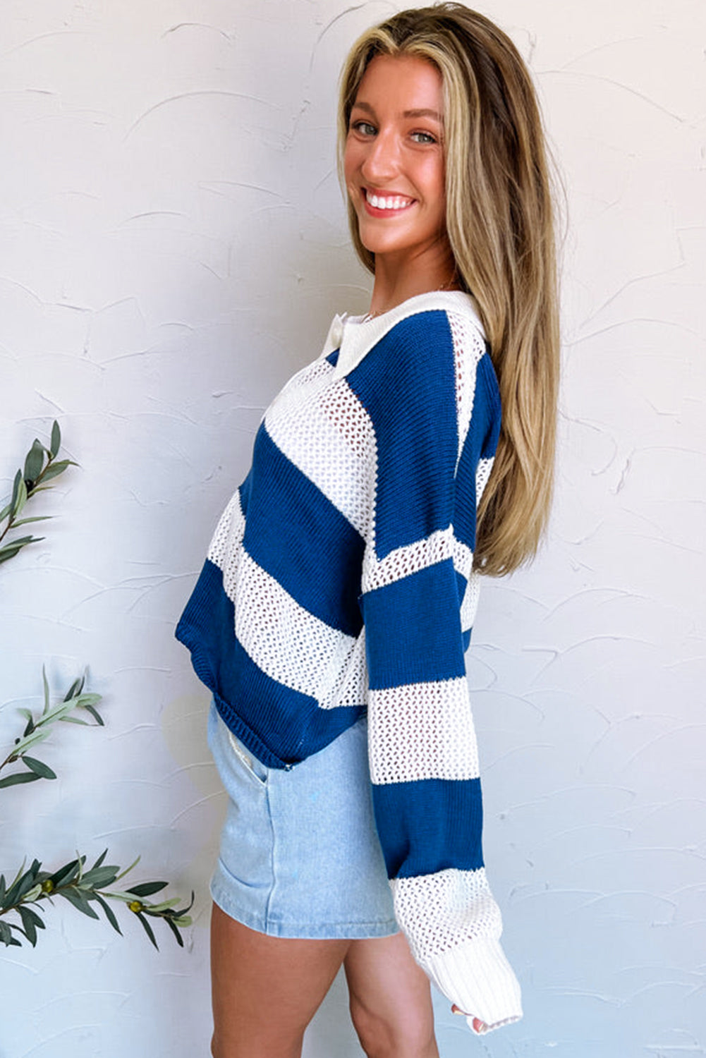 Suéter de punto de crochet con ojales y cuello polo con rayas azules y bloques de color