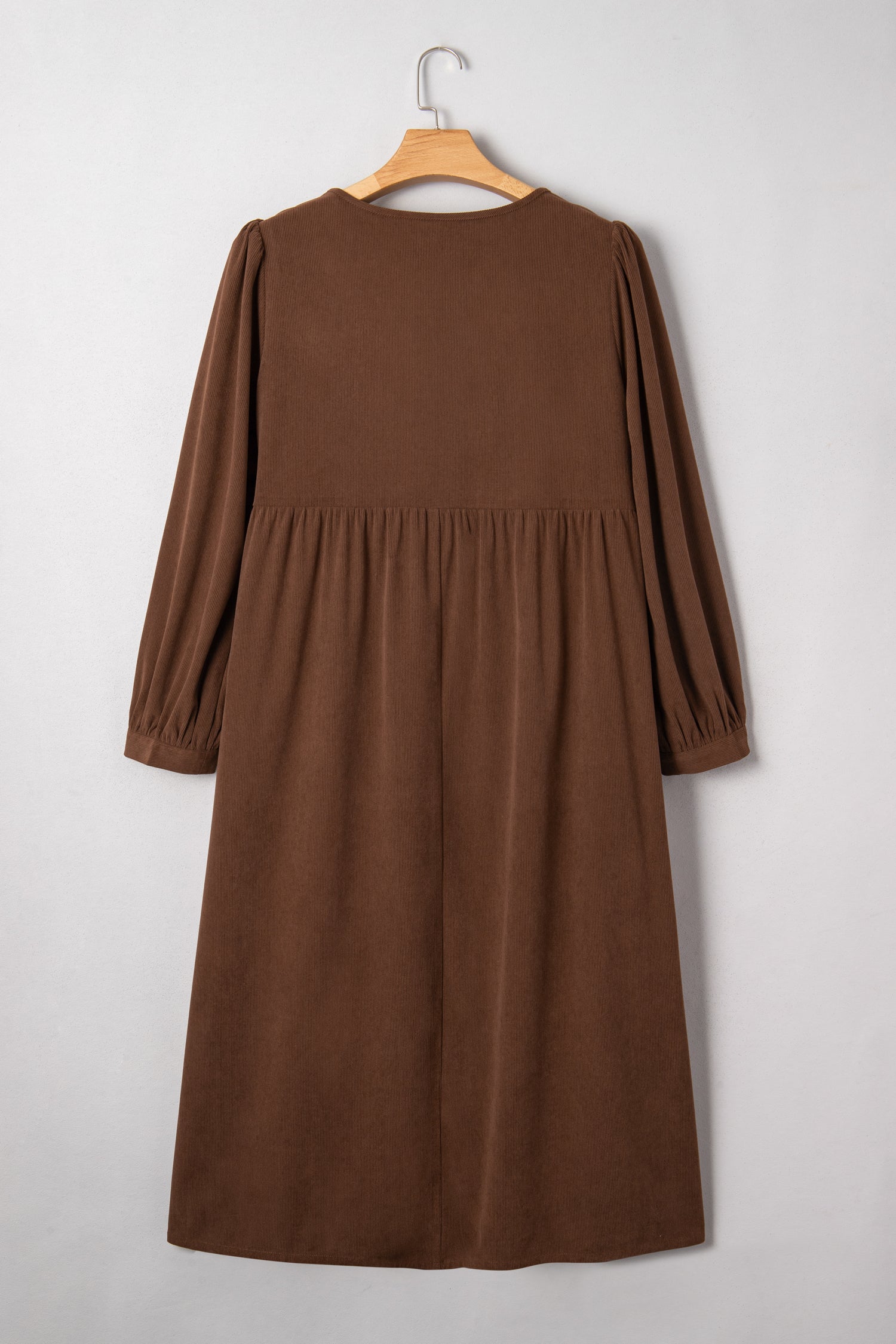 Robe midi grande taille à encolure crantée, plissée et texturée, ornée de broderies couleur café