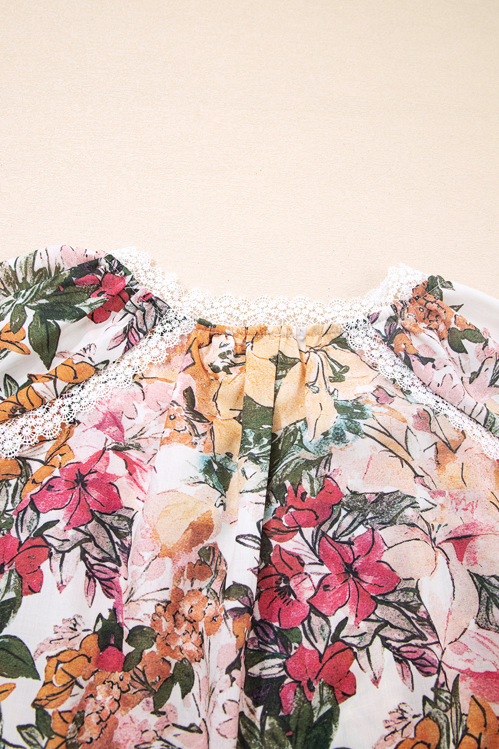 Blusa de manga larga con cuello dividido, lazo y bordado de encaje con estampado floral rosa