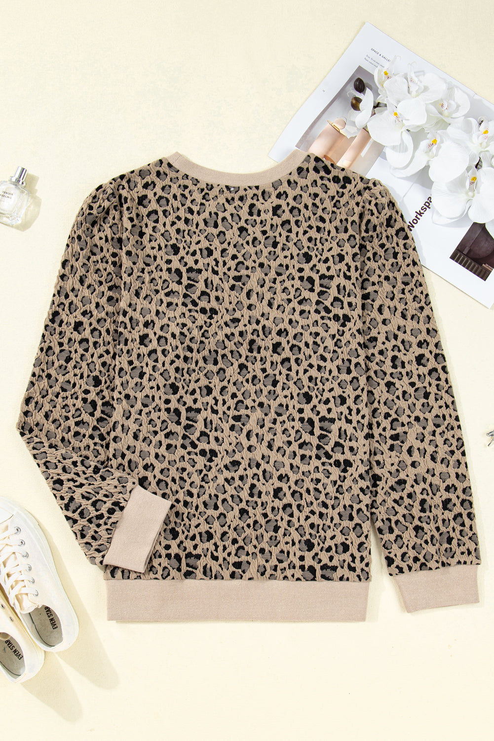 Top de manga larga con ribete acanalado y textura de leopardo en color caqui, talla grande