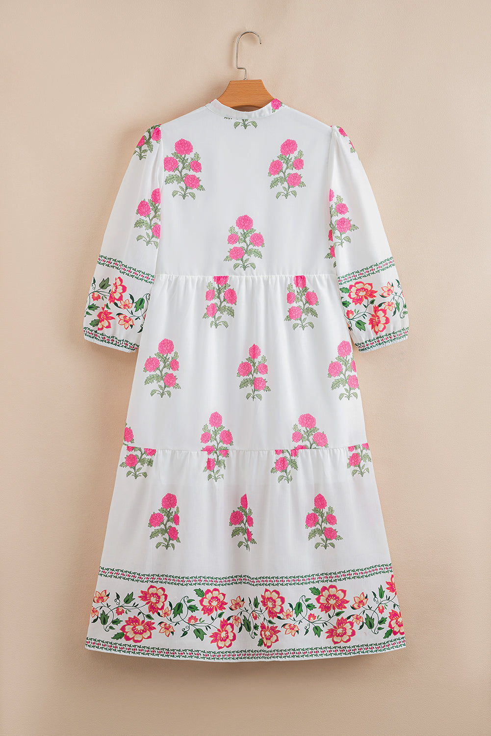 Vestido largo holgado con estampado floral blanco y capas