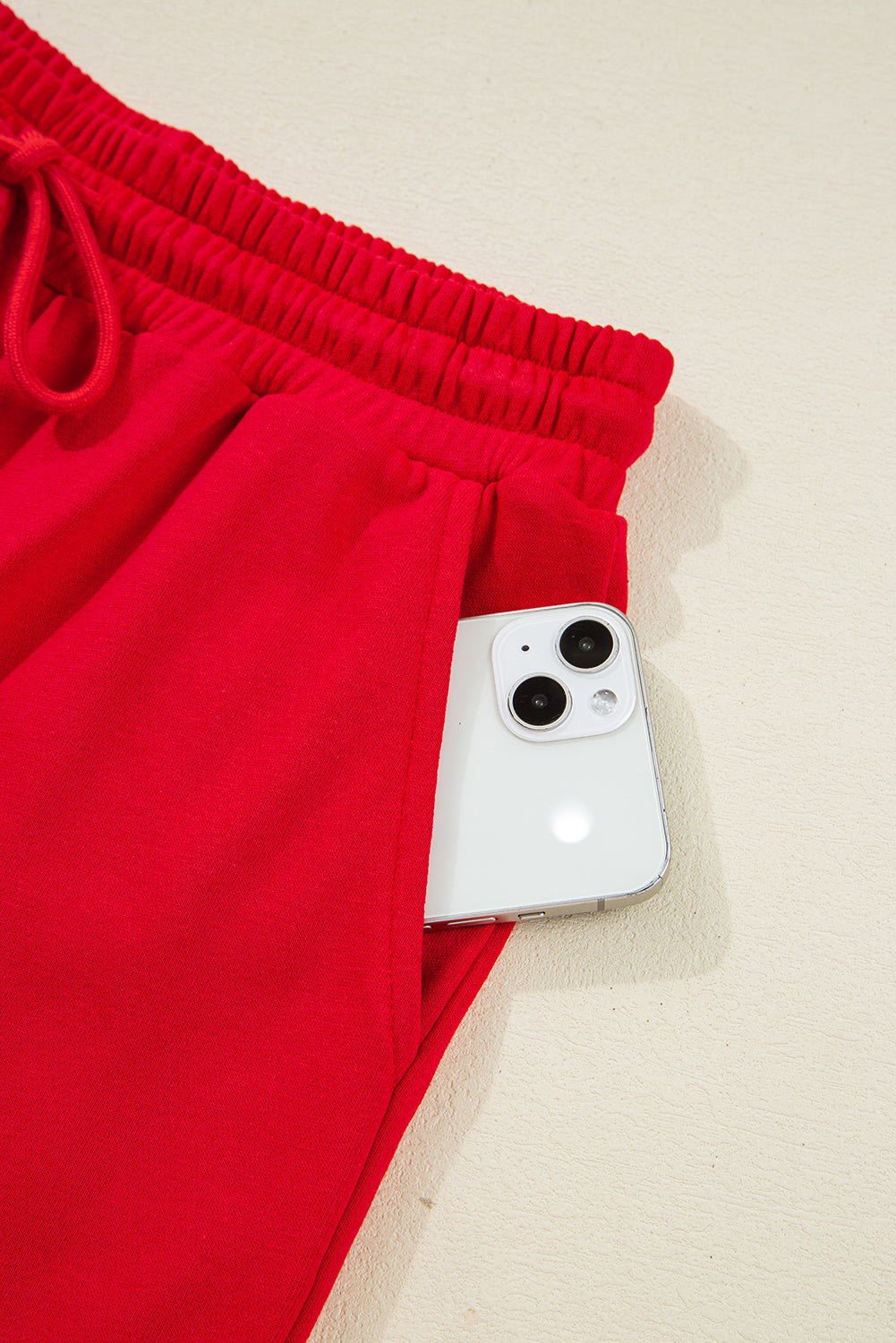 Conjunto de sudadera y pantalones cortos con hombros caídos y mangas a rayas de color rojo intenso de la universidad