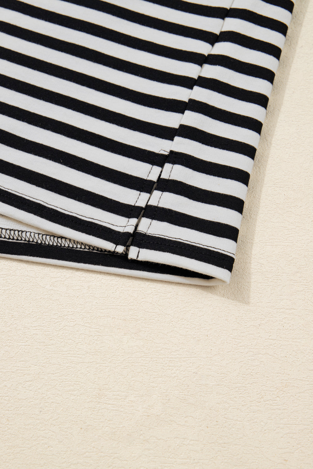 Top de rayas negras con cuello redondo y ribete en contraste y mangas acampanadas