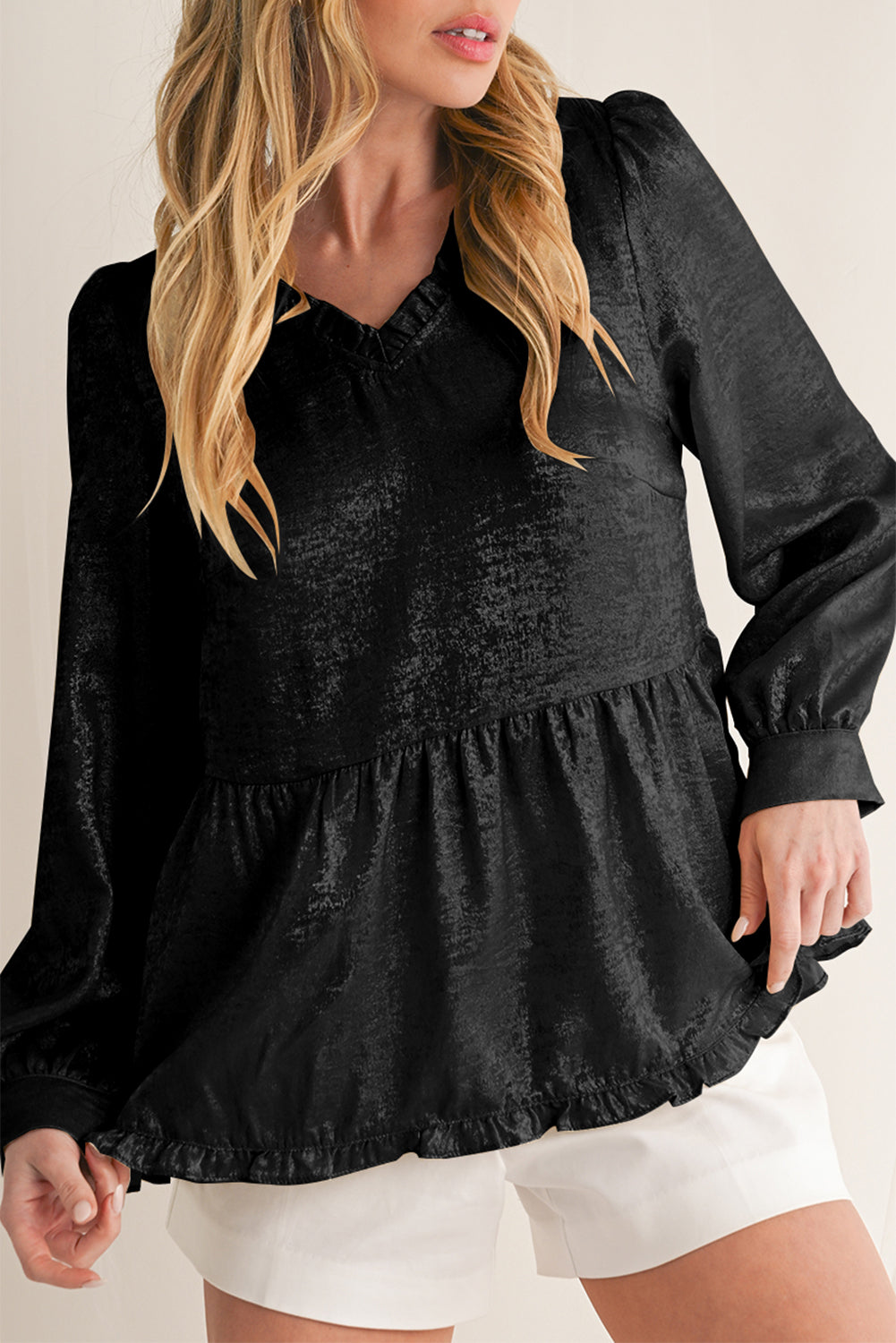 Chemisier babydoll noir en velours à volants, col en V et manches bouffantes