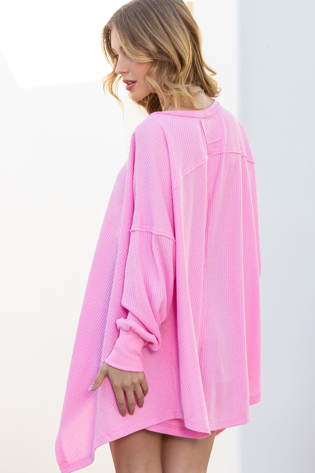 Top oversize con cuello en V y textura de gofre rosa