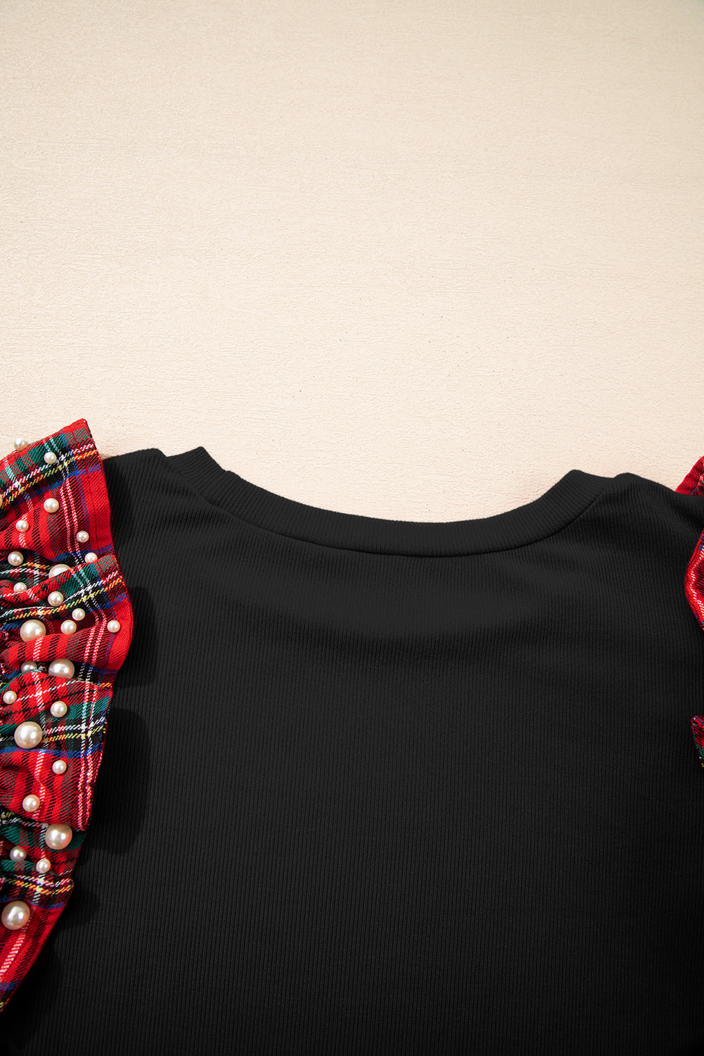 Camiseta holgada con mangas con volantes y cuadros de perla negra