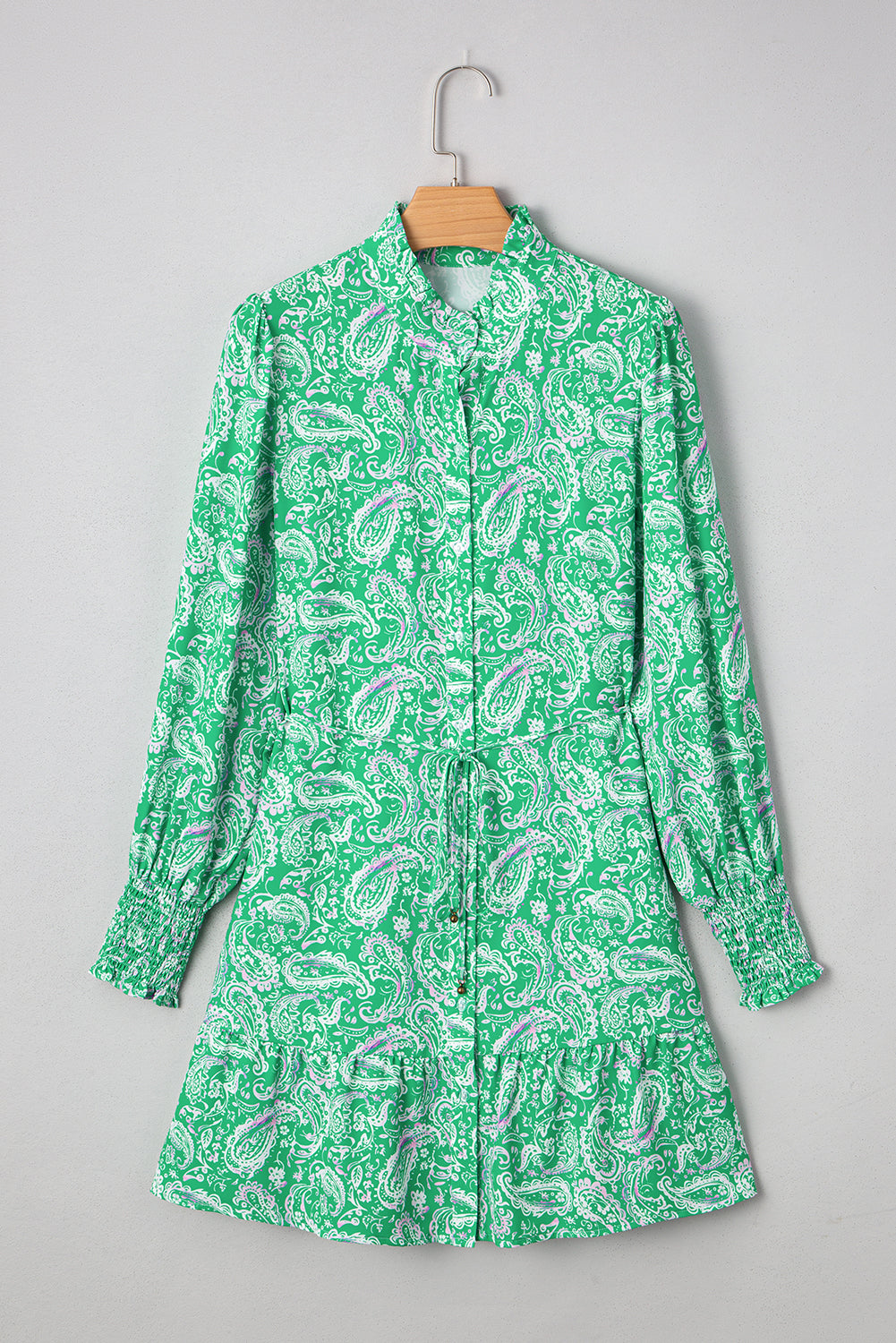 Mini-robe verte à manches longues et imprimé cachemire, boutonnée sur le devant et nouée à la taille