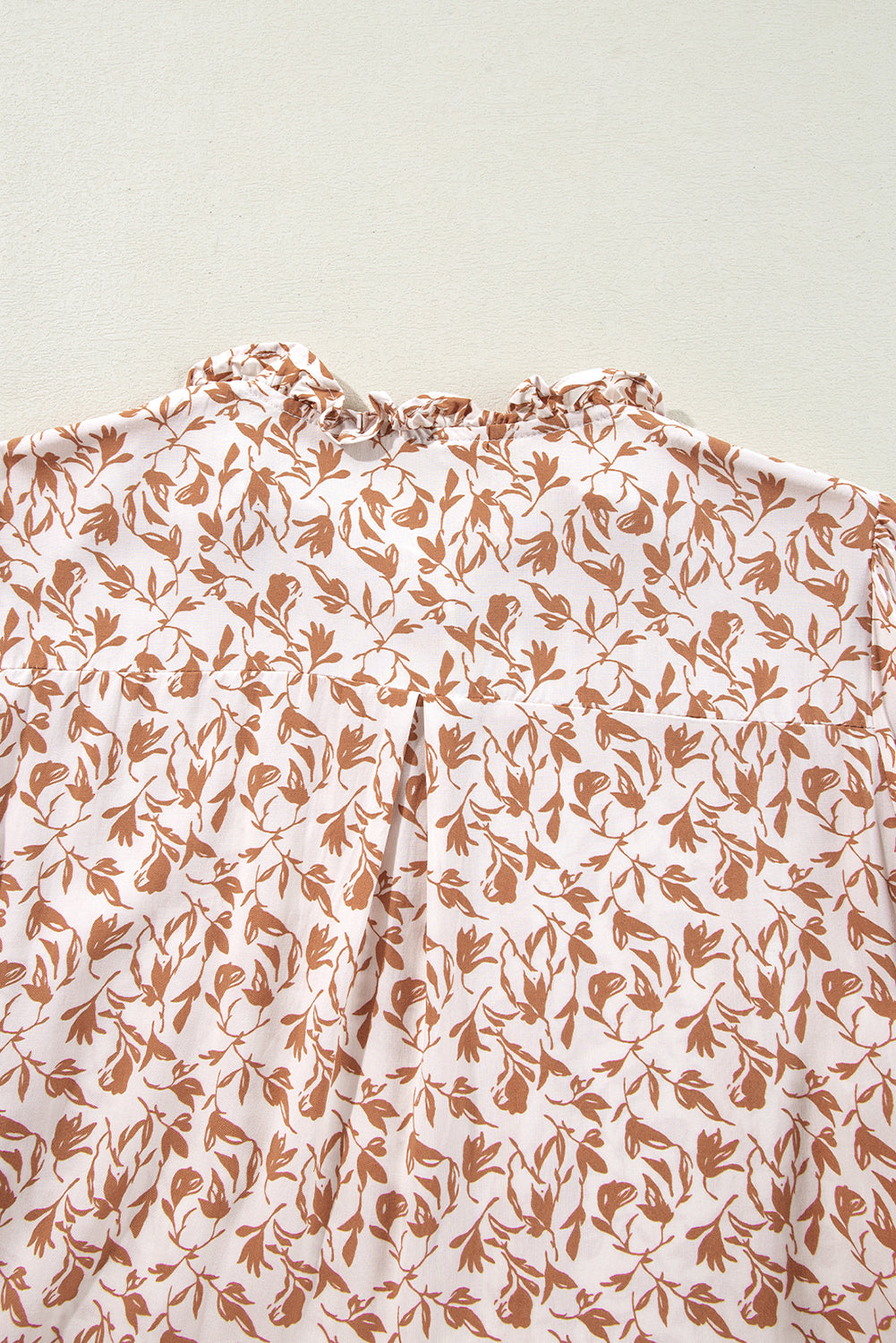 Camisa de otoño con mangas abullonadas, detalle de encaje y estampado floral amarillo