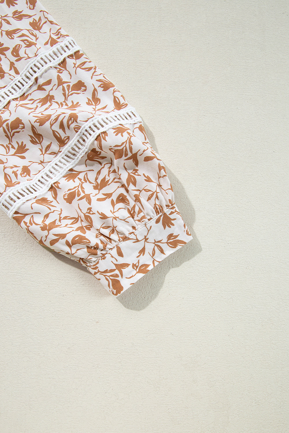 Camisa de otoño con mangas abullonadas, detalle de encaje y estampado floral amarillo