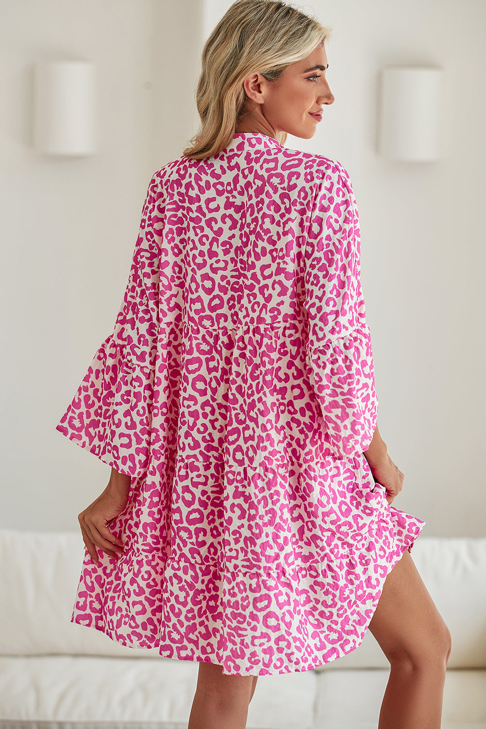 Minivestido con mangas con volantes y estampado de leopardo en rosa brillante