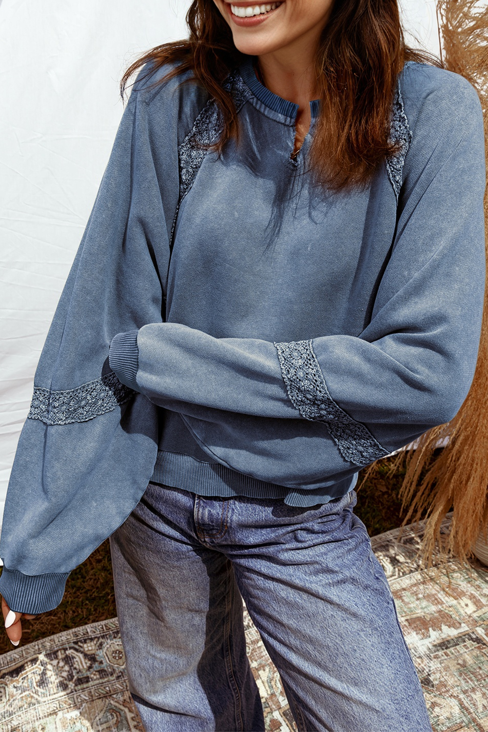 Sudadera holgada con lavado mineral, cuello con muescas y apliques de encaje rojo rosa