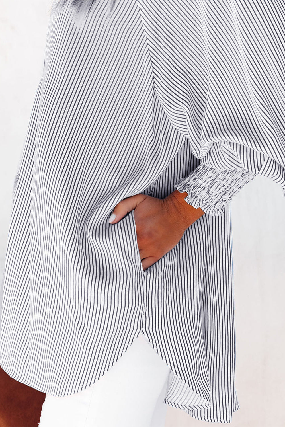 Chemise décontractée à rayures bleu clair et poignets froncés