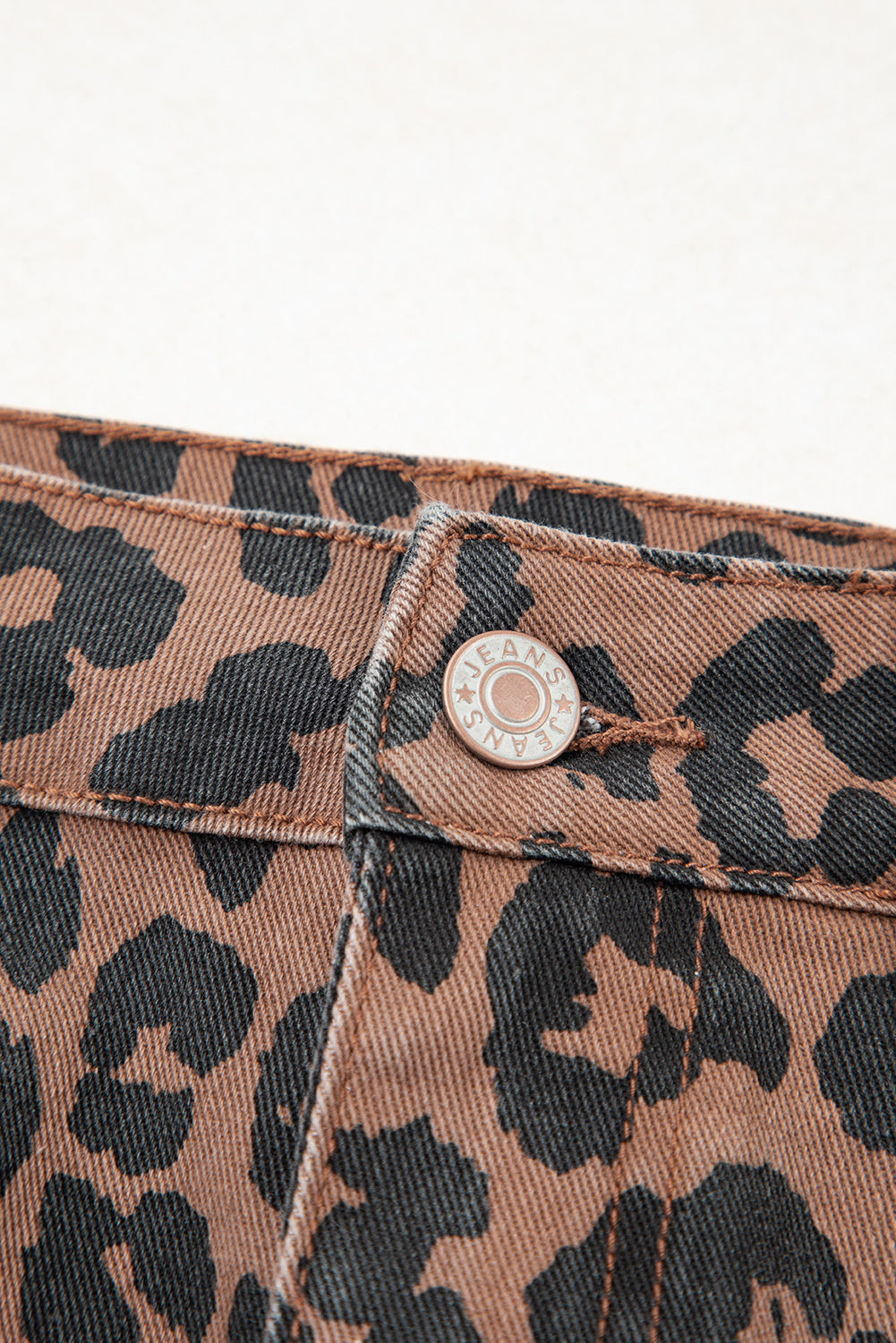 Jupe midi fendue en jean effilochée à motif léopard marron