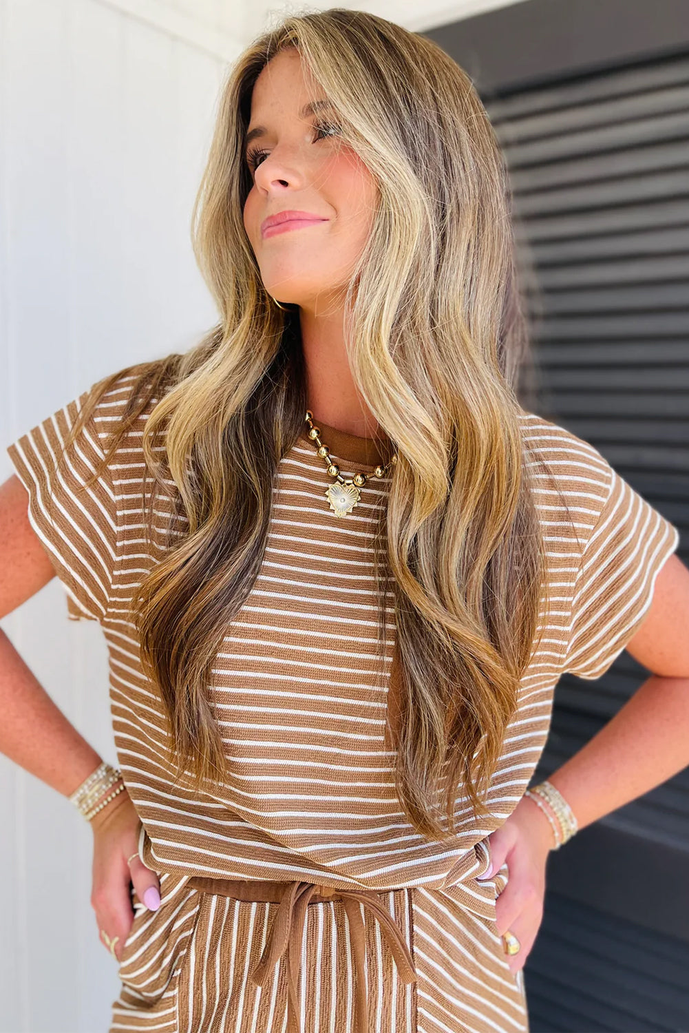 Conjunto de camiseta de cuello redondo con rayas caqui y pantalones cortos con cintura con cordón