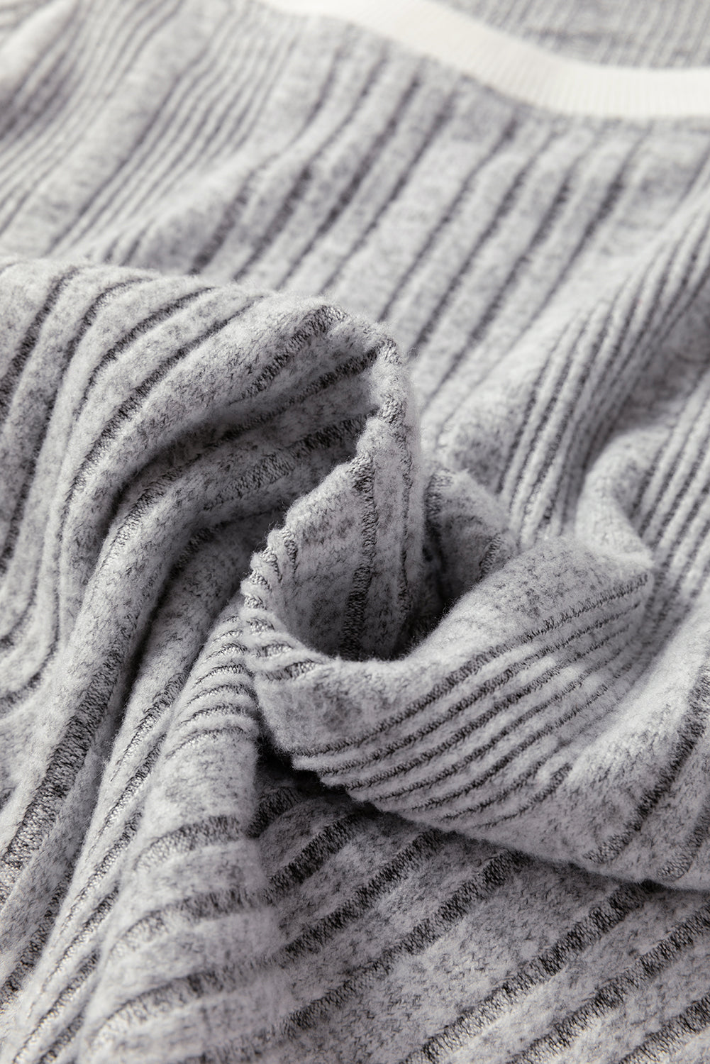 Haut à manches longues et col rond à bordure contrastée et texture côtelée grise