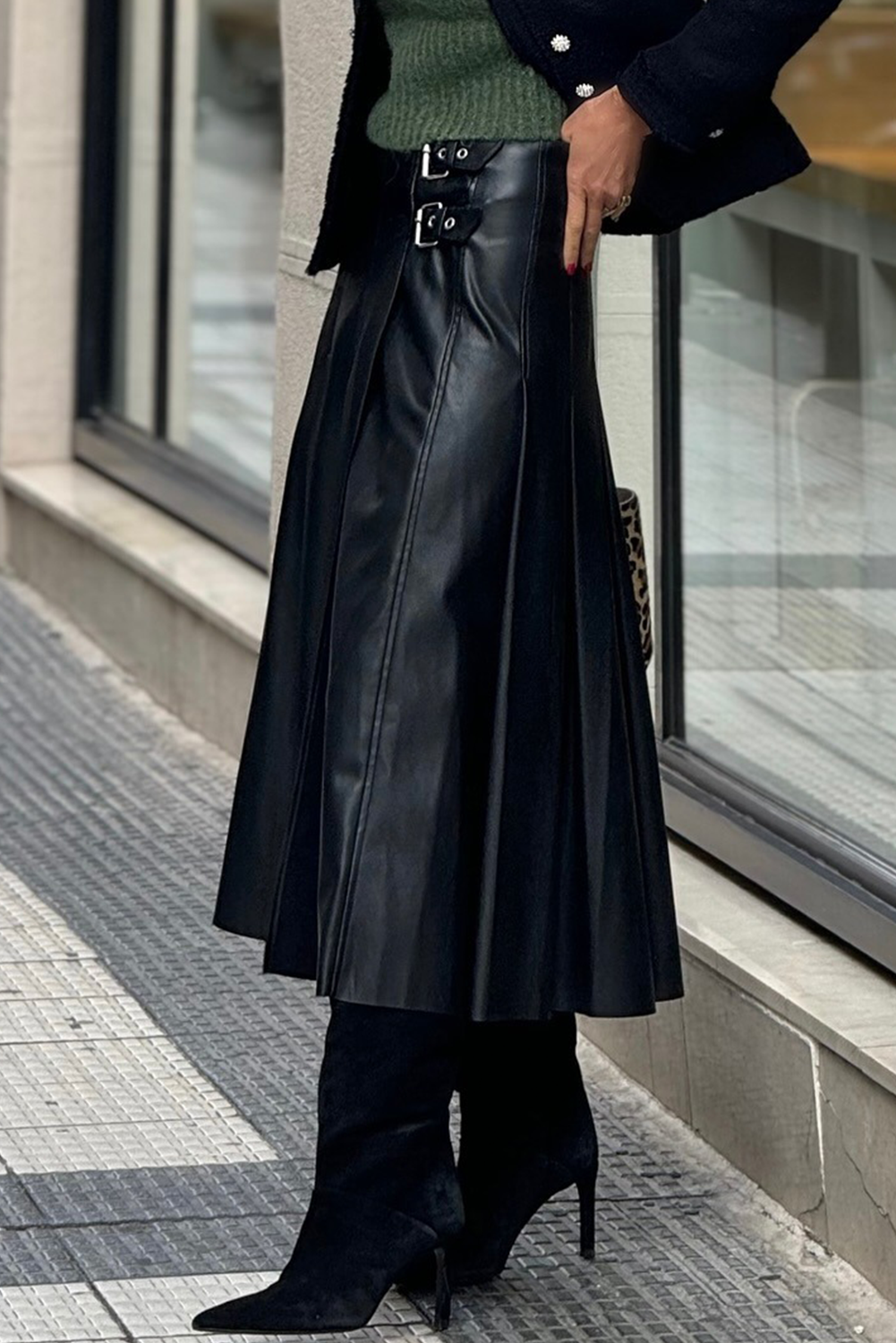 Falda midi acampanada con detalle de hebilla retro y pespuntes plisados, de piel sintética negra