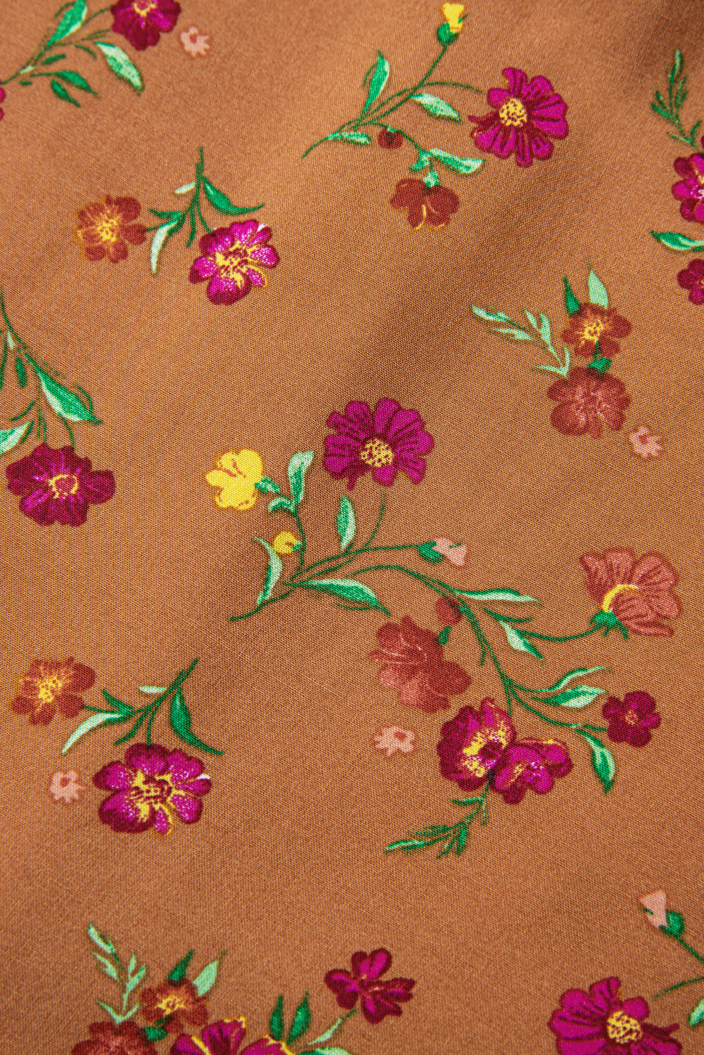 Vestido largo marrón con estampado floral, escote en V dividido, mangas con volantes y capas, talla grande