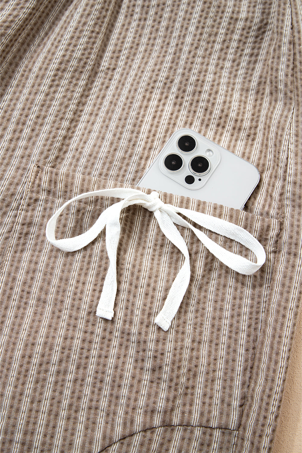 Pantalones tipo farol con detalle de nudo en el bolsillo a rayas marrones