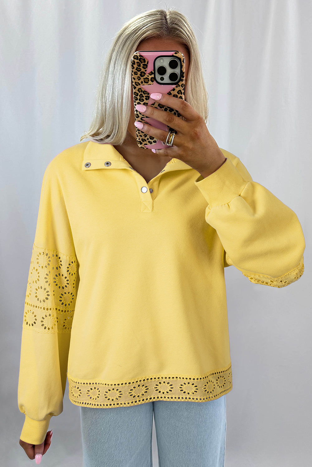 Sweat-shirt à boutons-pression brodé de fleurs jaune crème