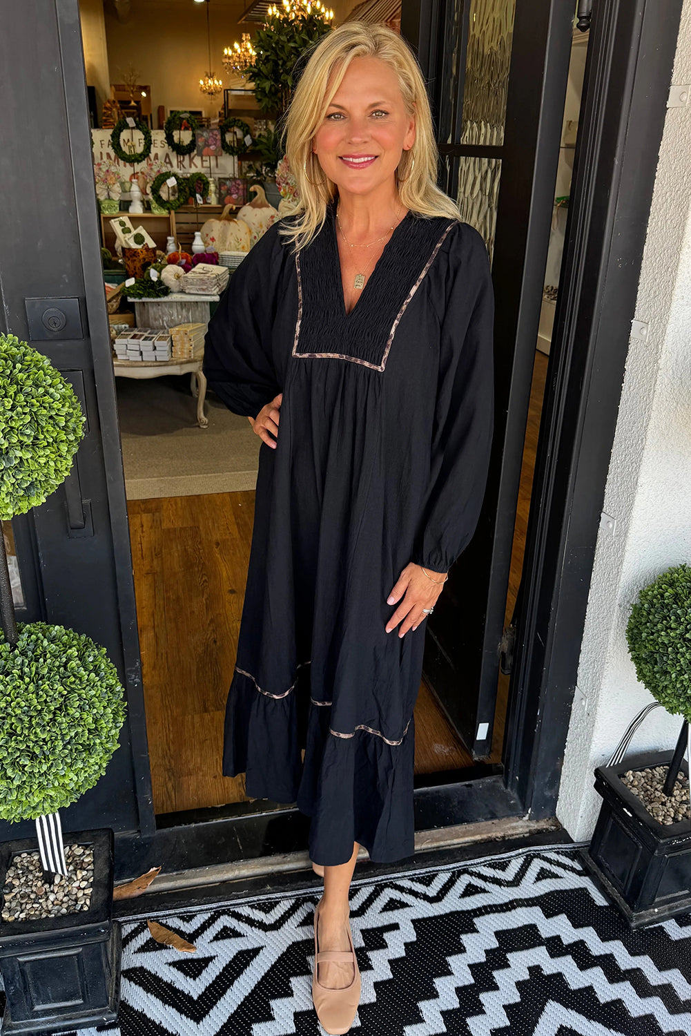 Vestido largo verde con cuello en V, detalle fruncido y ribete de leopardo en contraste