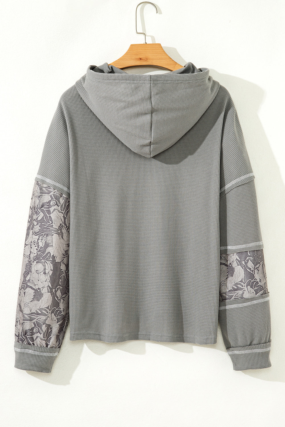 Top de manga larga con capucha y cordón ajustable con diseño de gofre gris