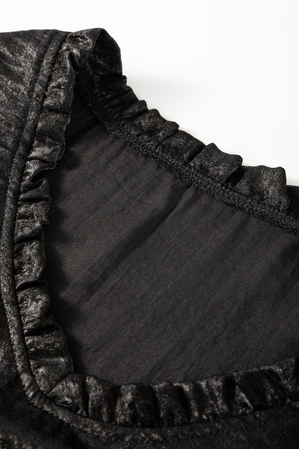 Chemisier babydoll noir en velours à volants, col en V et manches bouffantes