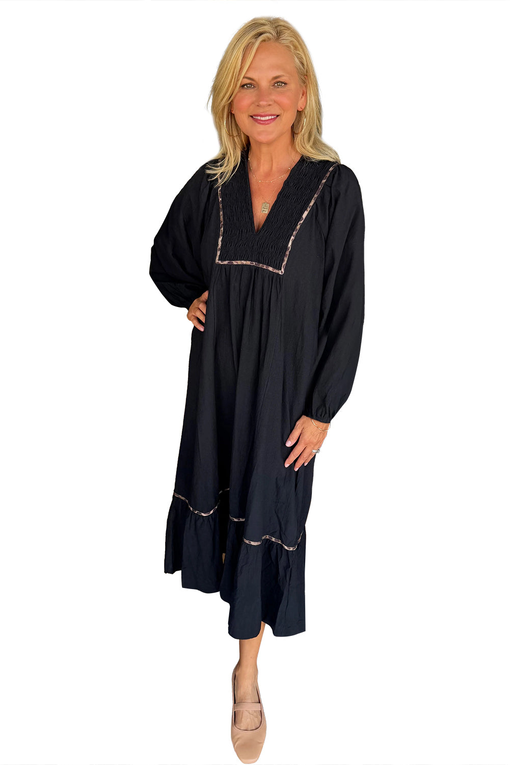 Vestido largo verde con cuello en V, detalle fruncido y ribete de leopardo en contraste