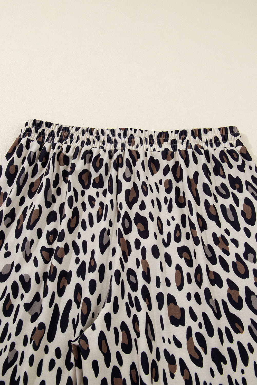 Pantalones anchos de leopardo con bolsillo parcheado y costuras expuestas en color caqui, talla grande