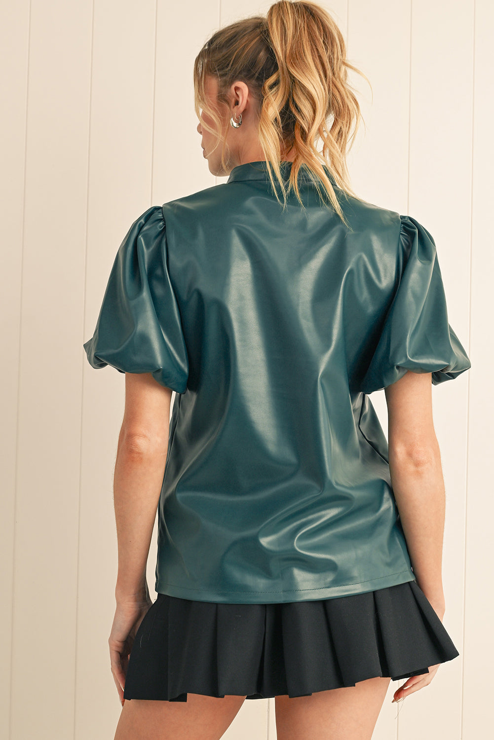 Blusa de color verde mar liso con escote en V y mangas abullonadas