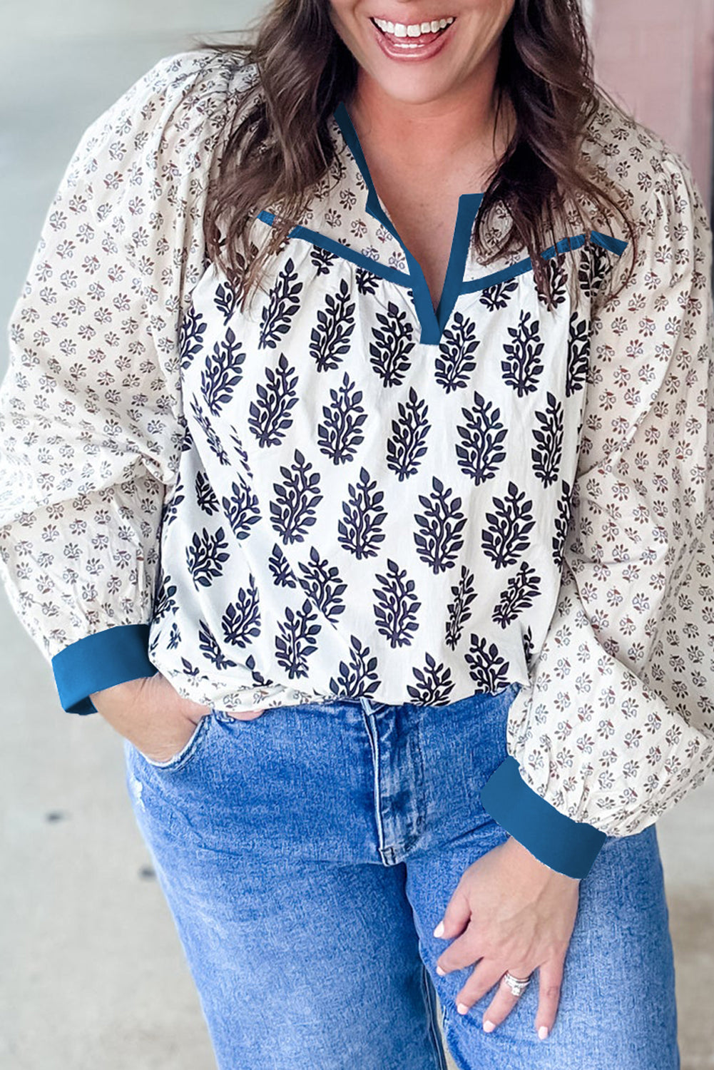 Blouse blanche grande taille à imprimé floral bohème, finitions contrastées, col fendu, manches bouffantes et patchwork, col montant.