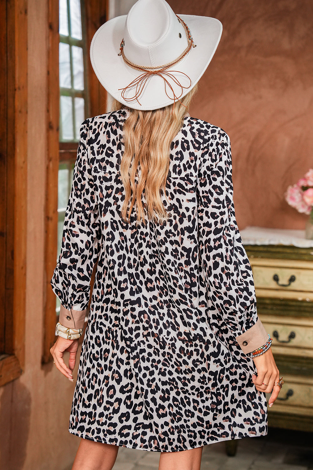 Vestido mini fluido con cuello patchwork y estampado de leopardo multicolor