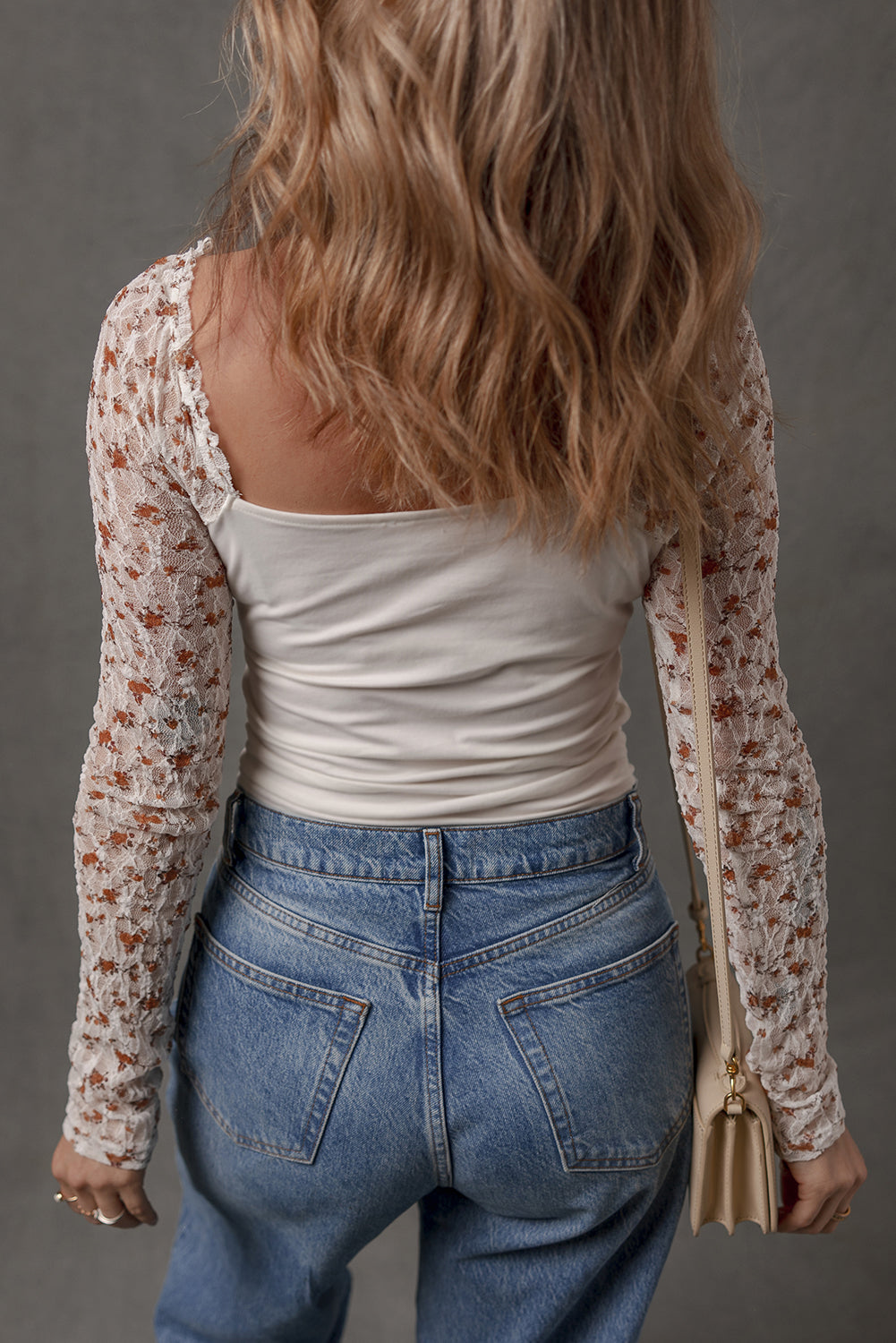 Haut à manches longues et col carré en dentelle florale blanche patchwork