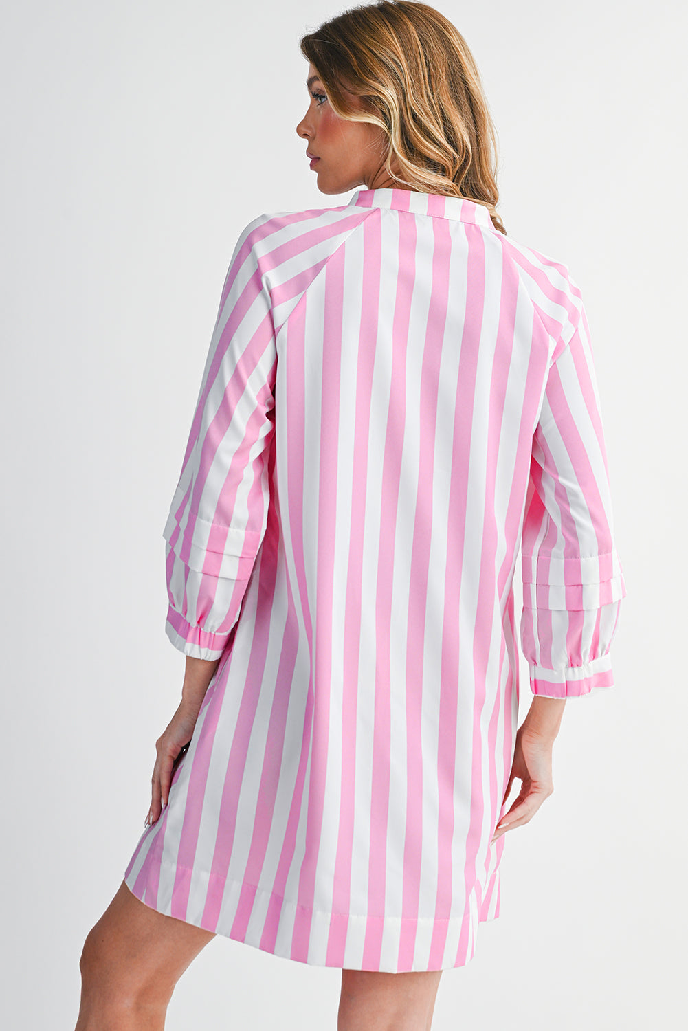 Vestido mini holgado con botones y manga larga a rayas rosas