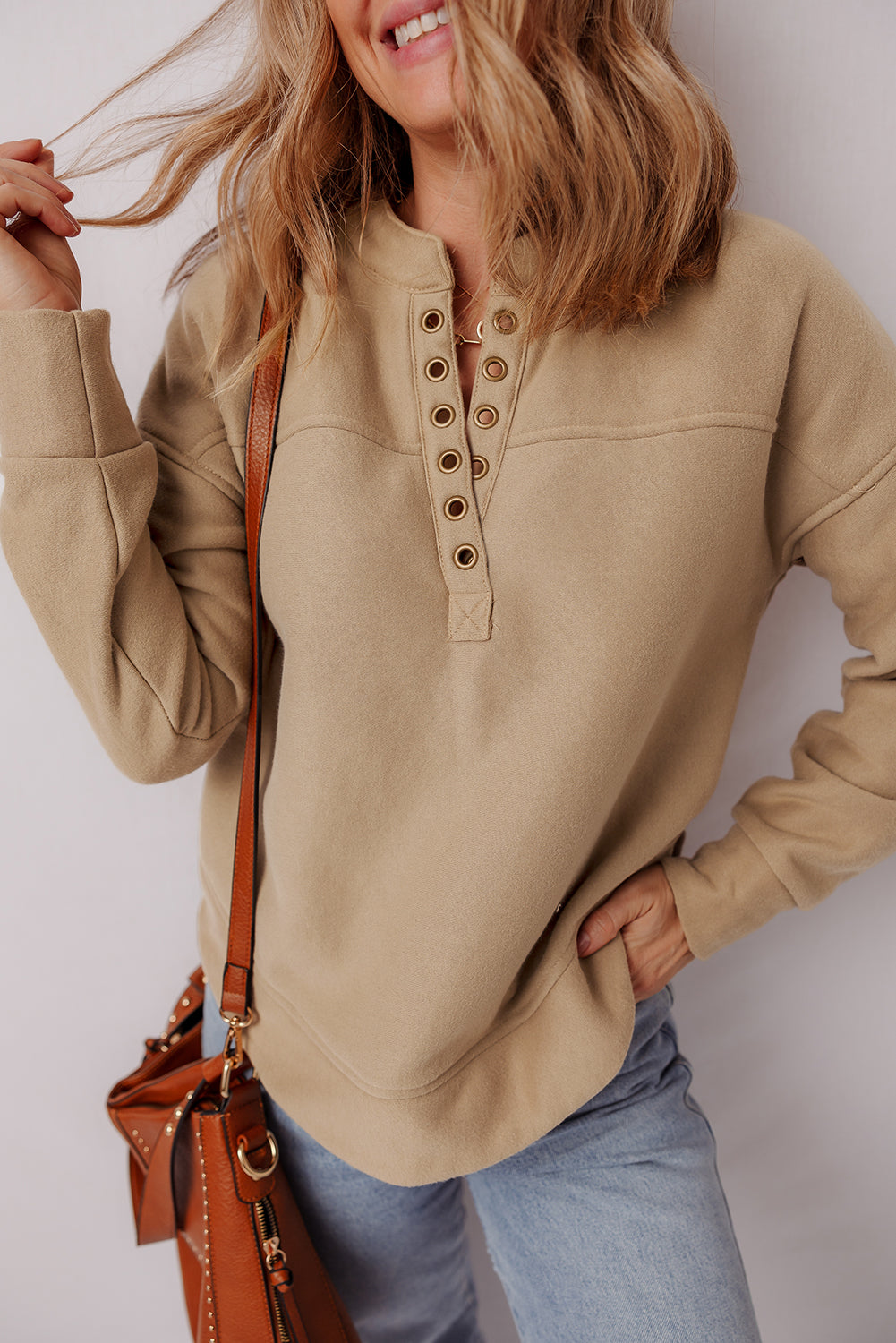 Sweat-shirt beige clair à œillets et col en V