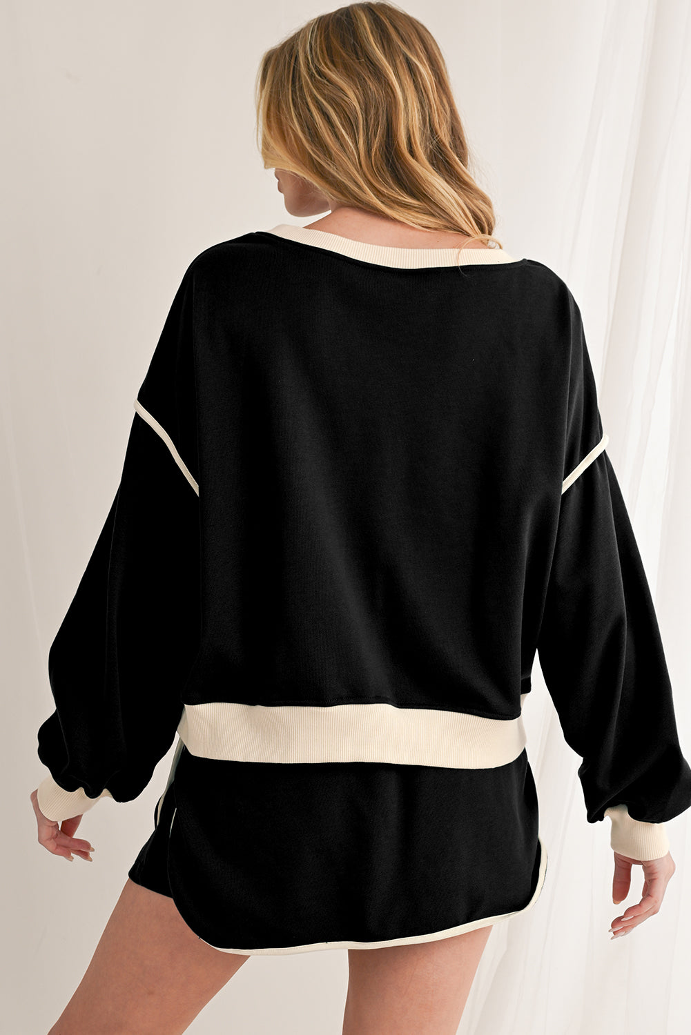 Ensemble pull ample à bordure contrastante noire et jupe-short à lacets à la taille