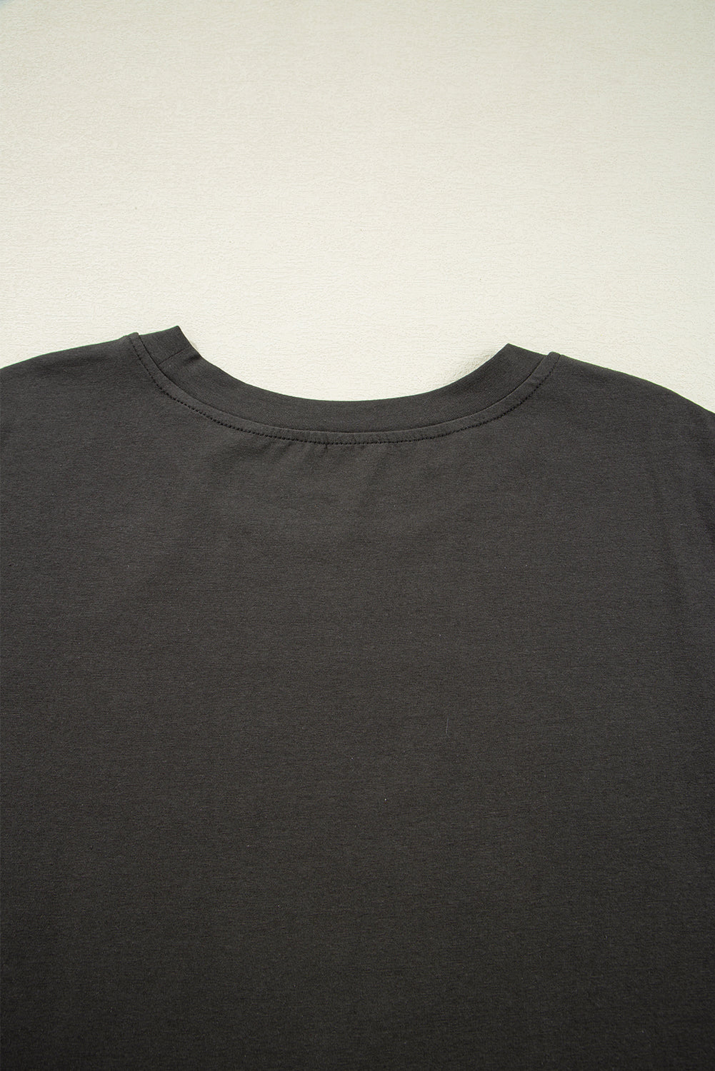 Camiseta con gráfico geométrico turquesa y cabeza de toro vintage en color gris carbón