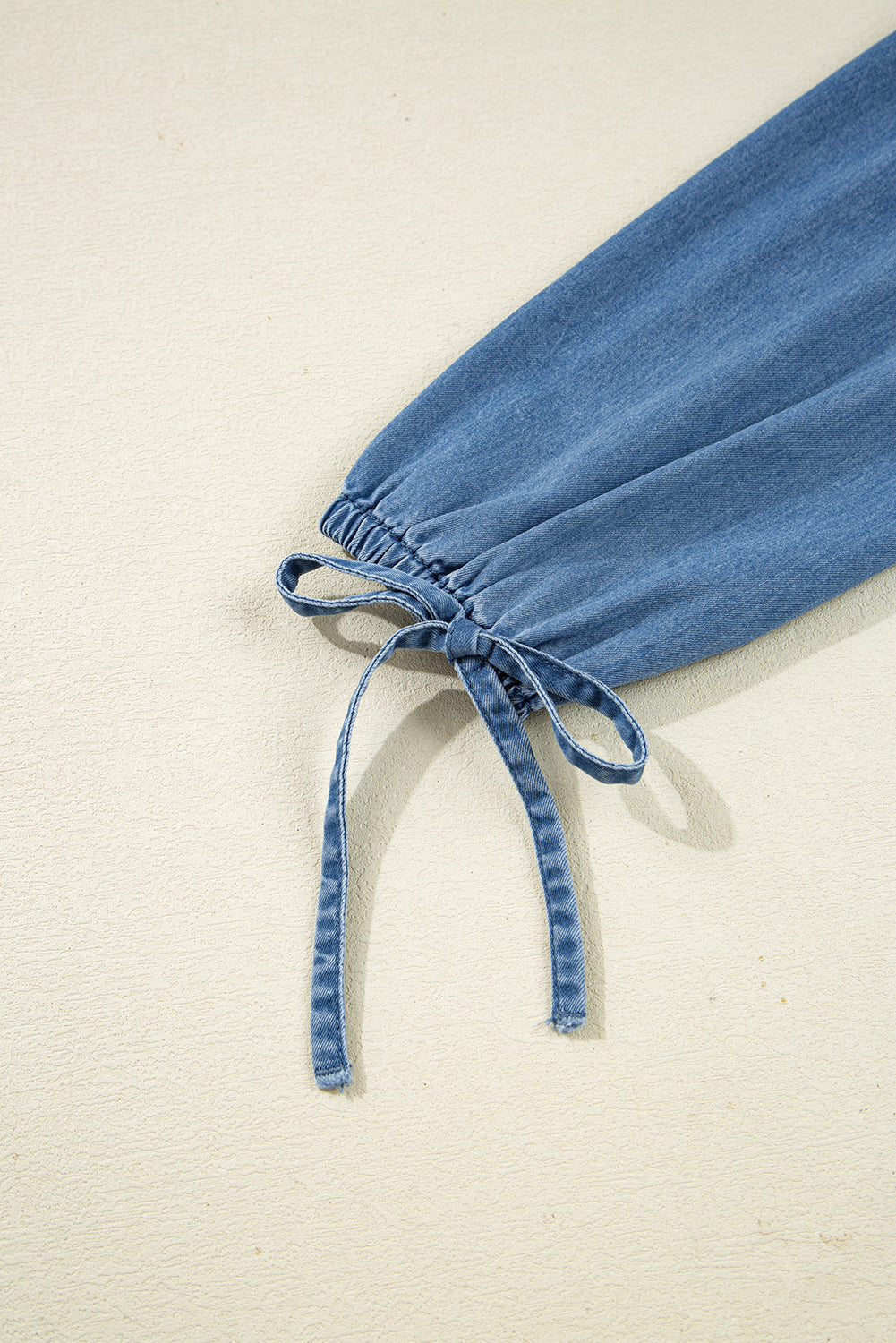 Top peplum con mangas globo y cuello solapa de mezclilla azul crepúsculo