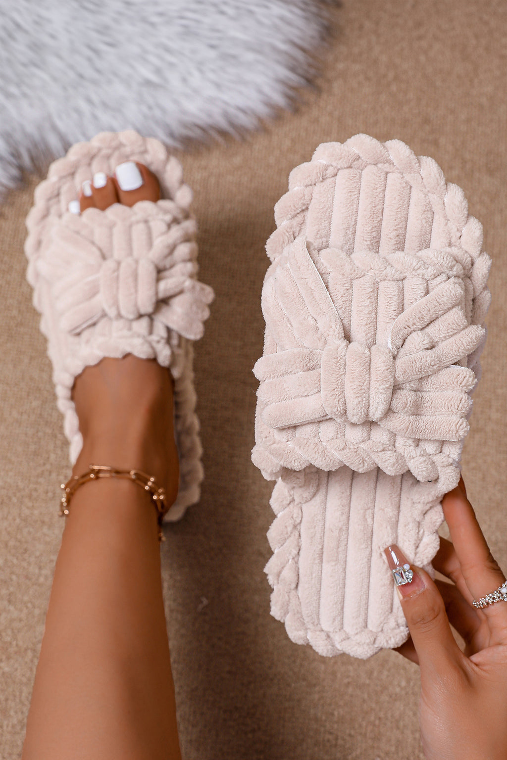 Pantoufles en velours côtelé à bout ouvert ornées d'un nœud blanc