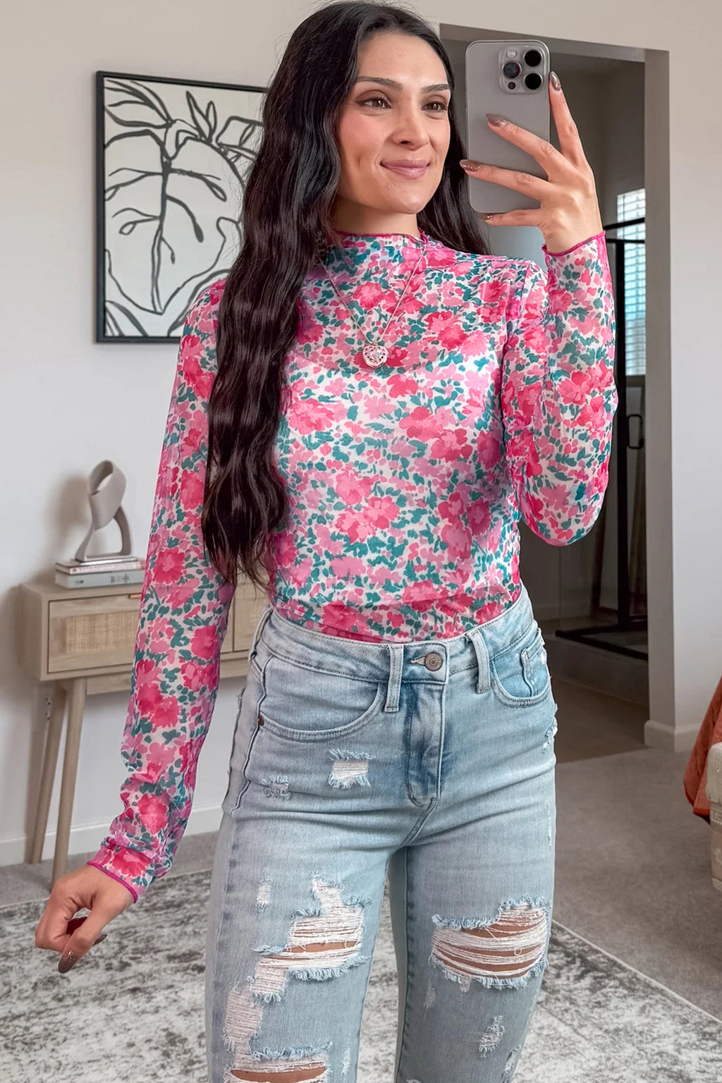 Haut à manches longues et col montant en maille florale rose, coupe ajustée