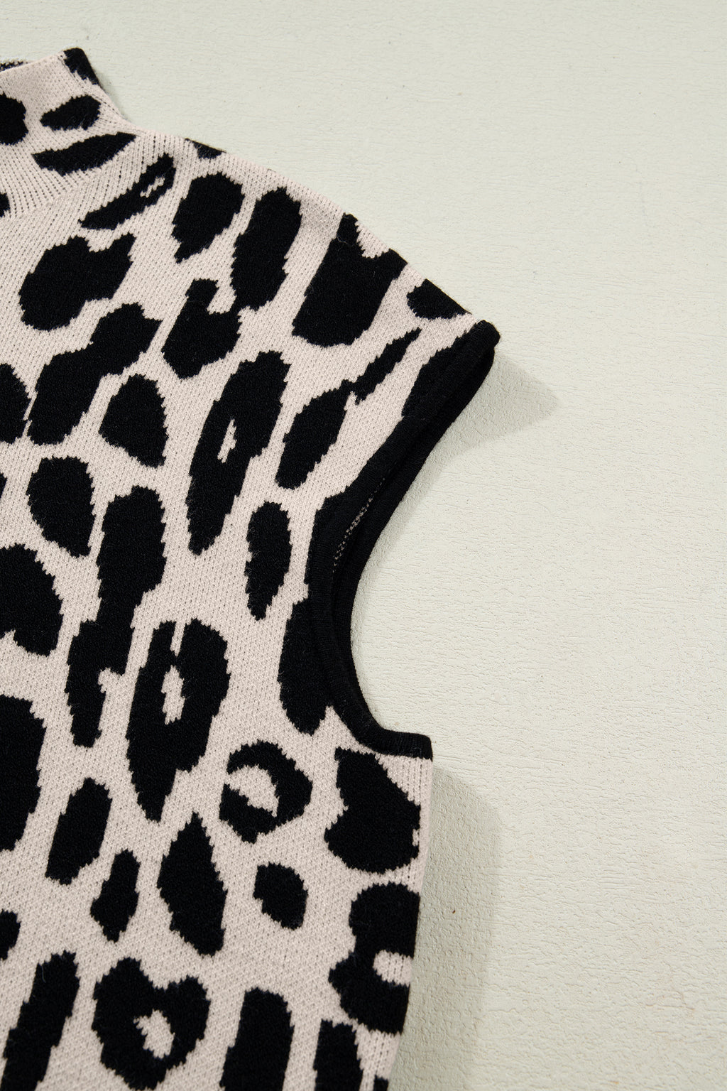 Pull à manches courtes et col montant imprimé léopard noir